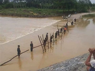 Dùng lưới giăng trắng đêm tìm 2 công nhân bị nước cuốn trôi