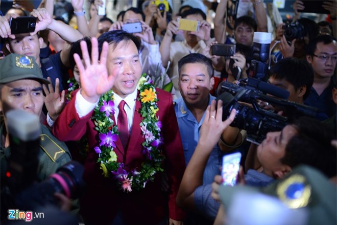 Hoàng Xuân Vinh ôm chặt vợ giữa biển người hâm mộ ở sân bay