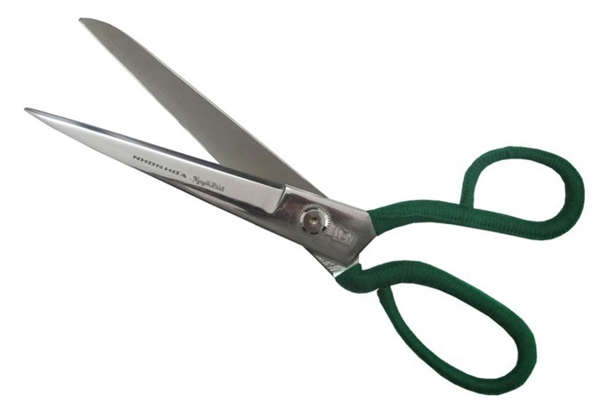 Kinh hoàng bé gái 5 tuổi vấp ngã bị kéo đâm thấu ngực