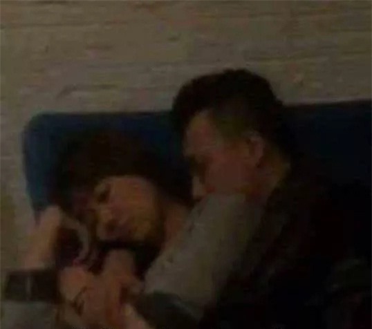 Lộ ảnh Trấn Thành - Hari Won ôm nhau ngủ trong rạp phim