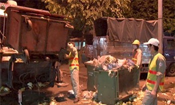 Một công nhân vệ sinh ngã từ xe rác xuống đường tử vong