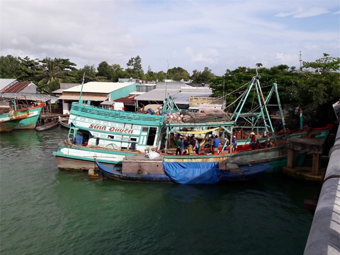 Ngạt khí dưới hầm tàu cá, 1 người chết, 4 người nhập viện