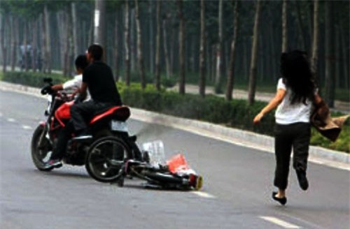 Người phụ nữ trình báo bị cướp giật hơn 1 tỷ đồng trước siêu thị