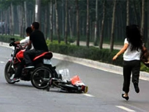 Người phụ nữ trình báo bị cướp giật hơn 1 tỷ đồng trước siêu thị