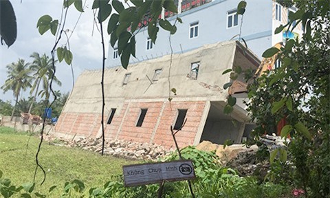 Nhà 2 tầng đang xây thì bất ngờ đổ sập ở Sài Gòn