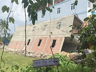 Nhà 2 tầng đang xây thì bất ngờ đổ sập ở Sài Gòn