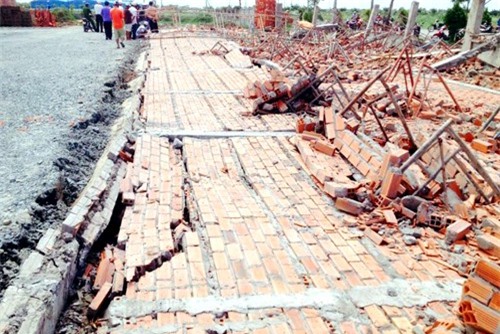 Sập tường công ty Đài Loan, 3 công nhân rơi từ trên cao xuống đất