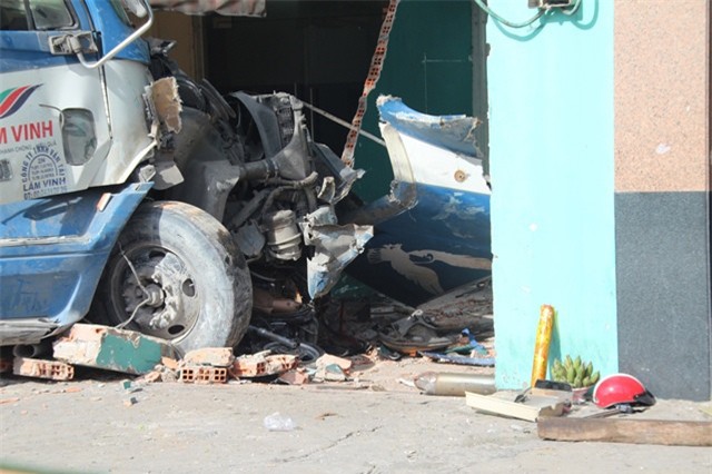 Xe đầu kéo cán chết người, tông sập nhà dân ở Sài Gòn