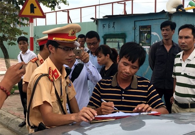 Cảnh sát giao thông lập chốt gần quán nhậu xử “ma men” 