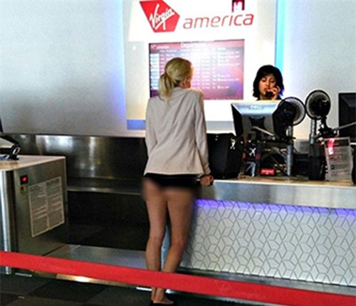 Cô gái gây sốc khi mặc nội y ra sân bay làm thủ tục