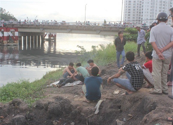 Đi vệ sinh, thanh niên ngã từ trên cầu xuống sông tử vong