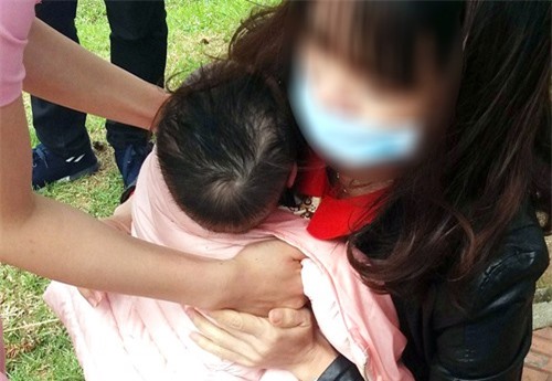 Mải bắt Pokemon, mẹ trẻ để con 1 tuổi rơi xuống hồ?