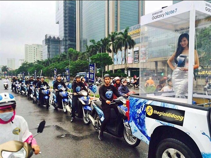 Phạt nặng tài xế chở người mẫu trong lồng kính diễu phố