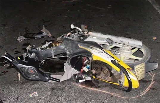 Tông xe máy vào hiện trường tai nạn, thanh niên nguy kịch