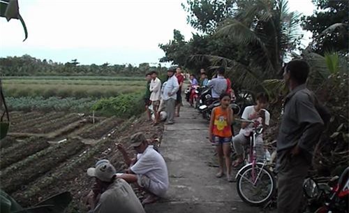 Vợ bỏ đi, chồng dùng dao đâm chết bố vợ giữa cánh đồng