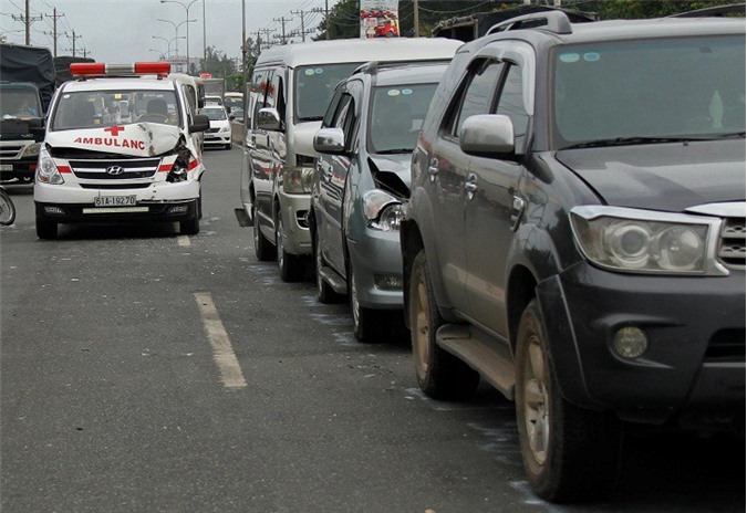 Xe cứu thương chở thi thể gây tai nạn liên hoàn trên quốc lộ 13