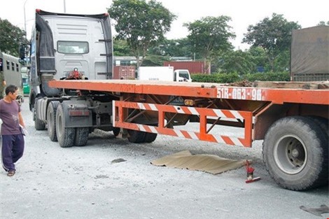 Bàng hoàng thai phụ bị container cán qua người, tử vong