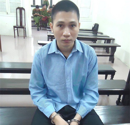 Bị dẫm chân trong thang máy, thanh niên cầm dao chém người