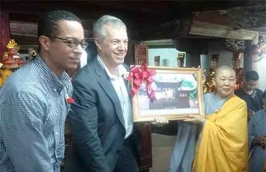 Đại sứ Mỹ cùng gia đình lên chùa Kim Liên làm lễ Vu Lan