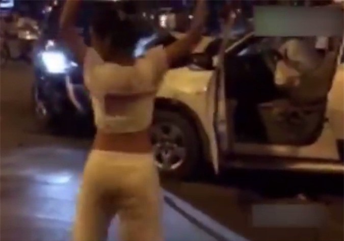 Phẫn nộ nữ tài xế tông chết người, xuống xe nhảy múa