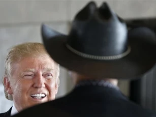 Trump thản nhiên nói cảnh sát Mỹ bắn chết người da màu là hợp lý