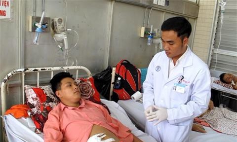 Vào ATM rút tiền lương, nam công nhân bị đâm thấu bụng