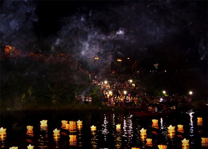 Hơn 4.000 ngọn hoa đăng thắp sáng sông Hồng trong Lễ Vu Lan chùa Tiêu Dao