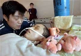 Phát hiện vợ đang sống thực vật mang thai, không ngờ sau khi sinh con lại xảy ra điều này