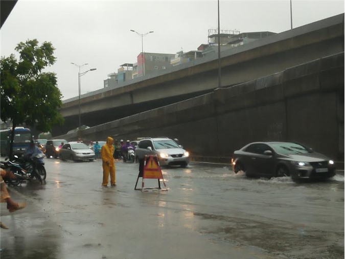Hà Nội: Bão số 3 gây mưa lớn, giao thông vẫn thông thoáng