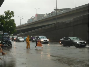 Hà Nội: Bão số 3 gây mưa lớn, giao thông vẫn thông thoáng