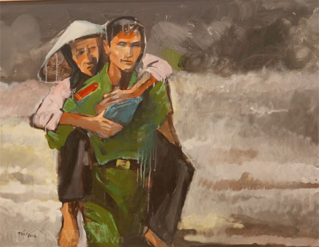 Hình ảnh cảm động về chiến sĩ công an nhân dân