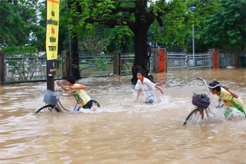 Bão số 3: Nhiều trường ở Hà Nội cho học sinh nghỉ học