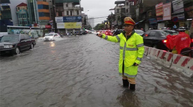 Bão số 3 tan, nhiều khu vực Hà Nội ngập sâu
