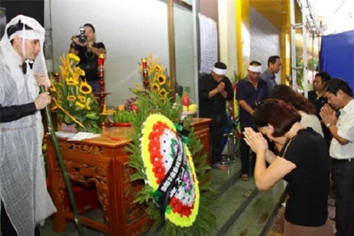 Bí thư Yên Bái bị bắn: Người dân Yên Bái đội mưa đến viếng