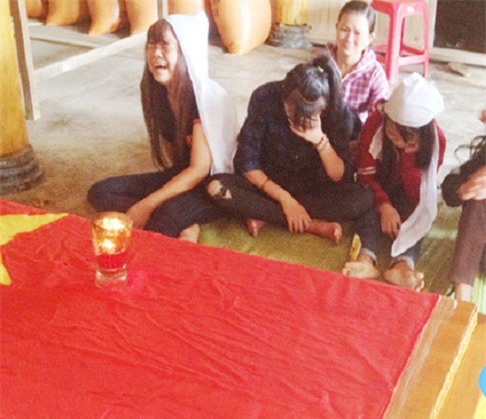 Con gái gào khóc gọi tên bố tử vong sau khi đào giếng