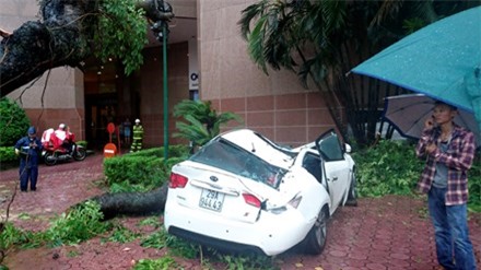 Sau bão, Hà Nội thiệt hại, nhiều ngôi nhà bị tốc mái