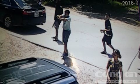 Nhóm côn đồ nổ súng bắn chủ nhà trong lúc truy sát lái xe