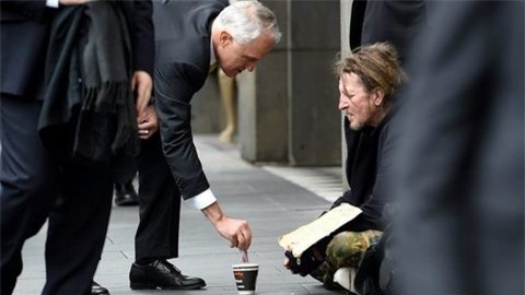 Thủ tướng Australia hứng đủ "gạch đá" vì cho tiền người ăn xin