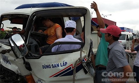 Tông đuôi container, tài xế xe tải kẹt cứng trong cabin biến dạng