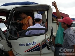 Tông đuôi container, tài xế xe tải kẹt cứng trong cabin biến dạng