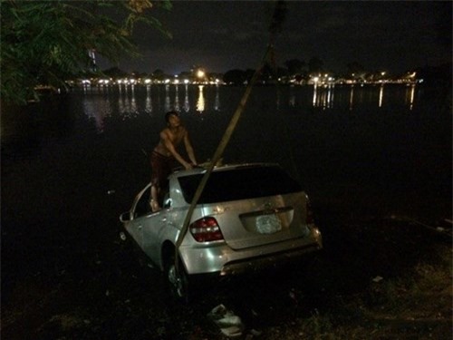 Xế hộp lao như bay xuống hồ Trúc Bạch, tài xế thoát chết bơi vào bờ