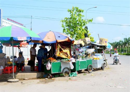 Bắt quả tang Đội phó quy tắc đô thị nhận tiền bảo kê hàng rong