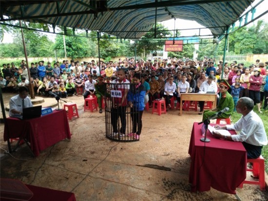 Bị tát vào mặt, vợ và em vợ cầm dao chém chồng trọng thương