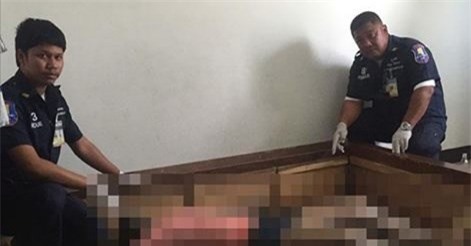 Cặp đôi ngủ khách sạn mà không biết có xác chết dưới gầm giường