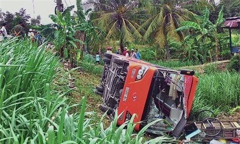 Đâm người bán rau, xe Phương Trang "bay" xuống ruộng