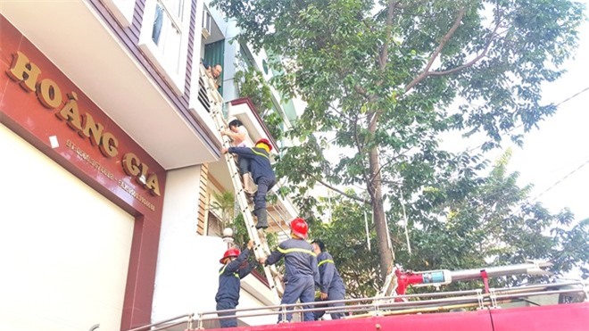 Khách sạn kẹt cửa cuốn, hàng chục du khách phải đu thang ra ngoài