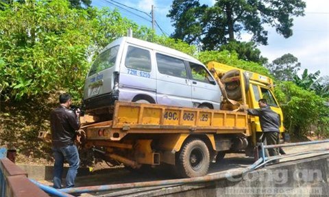 Ôtô bất ngờ lao xuống vực, tài xế thoát chết trong gang tấc