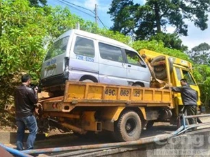 Ôtô bất ngờ lao xuống vực, tài xế thoát chết trong gang tấc