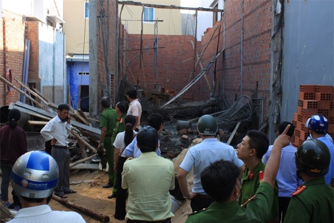 Bàng hoàng 8 người thương vong vì nhà đang xây đổ sập