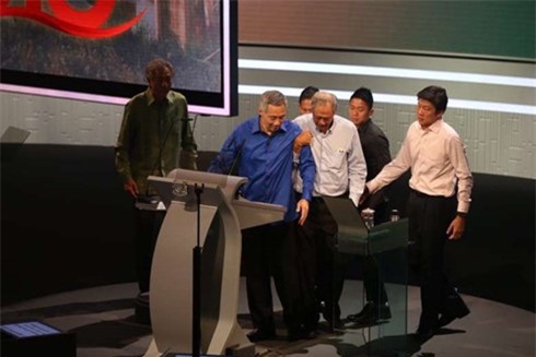 Thủ tướng Singapore bị choáng khi đang đọc diễn văn Quốc khánh